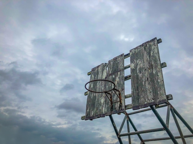 Aro viejo de baloncesto al aire libre defectuoso