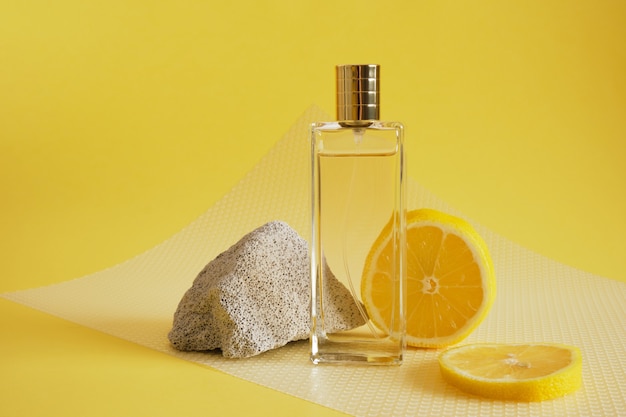 Aroma cítrico, perfume con concepto de aroma a limón, fragmento de bloque de hormigón