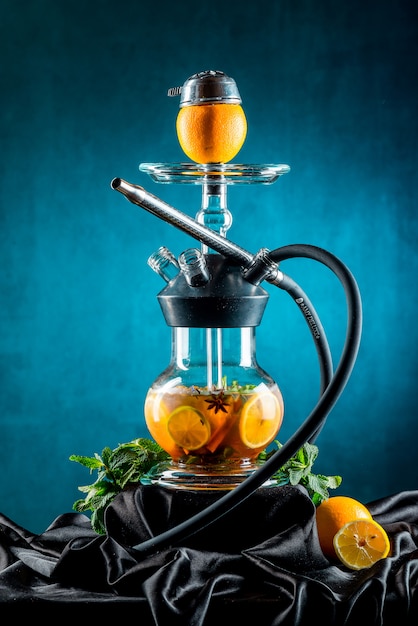 Aroma de frutas Hookah aislado en superficie negra