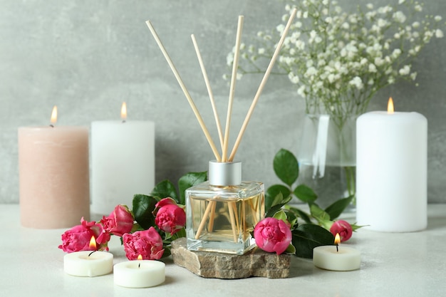 Aromakonzept mit Diffusor, Blumen und Kerzen