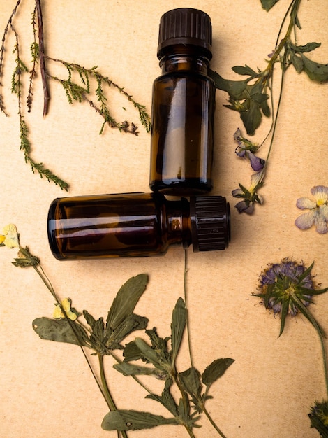 Aromaterapia de ervas medicinais Vintage foto estilizada de flores de ervas secas e frascos de óleo