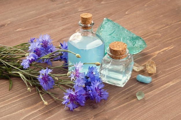 Aromaterapia de salão SPA ou conceito de cosméticos Água de flor de centáurea azul