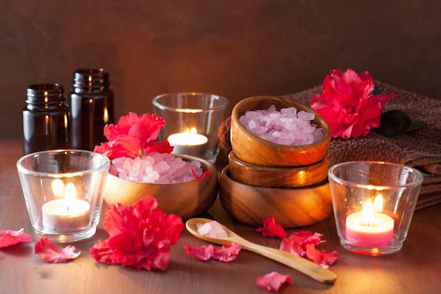 Aromaterapia de spa com flores de azálea e sal de ervas na mesa escura rústica