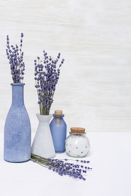 La aromaterapia de lavanda. Spa con flores de lavanda y aceite esencial en botella. Copia espacio