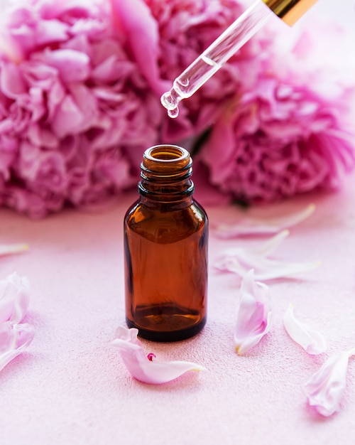 Aromaterapia óleos essenciais e peônias rosa