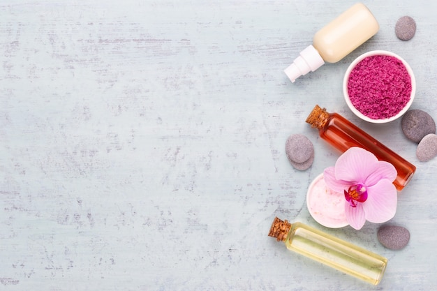 Foto aromaterapia de spa con diversos productos de belleza