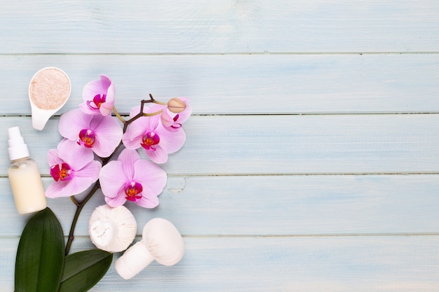 Foto aromaterapia de spa con productos para el cuidado y orquídeas