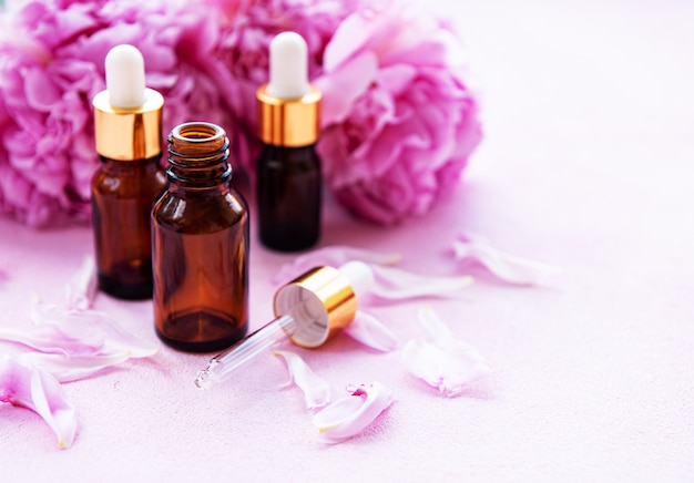 Aromatherapie ätherische öle und rosa pfingstrosen