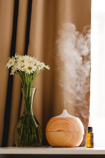 Aromatherapie-Konzept Aromaöl-Diffusor auf dem Tisch gegen das Fenster Lufterfrischer Ultraschall-Aroma-Diffusor für zu Hause