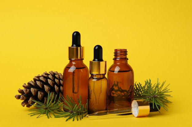 Aromatherapie-Konzept mit Kiefernöl auf Gelb