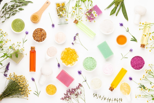 Aromatherapie mit Naturkosmetik und Kamillenblüten