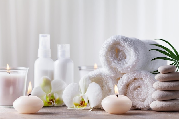 Aromatherapie Spa Schönheitsbehandlung und Wellness Hintergrund mit Massage Kieseln Orchideenblumen zu