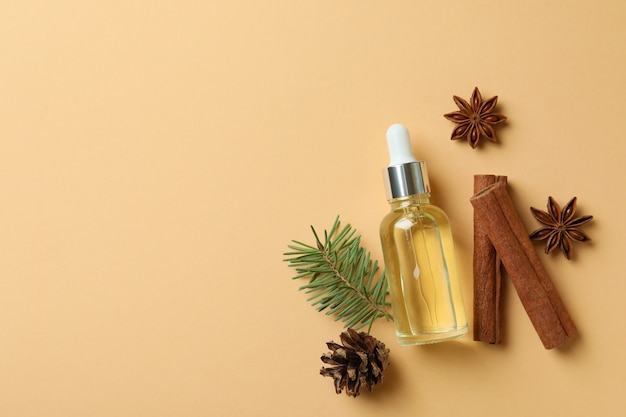 Aromatherapiekonzept mit Kiefernöl auf beigem Hintergrund