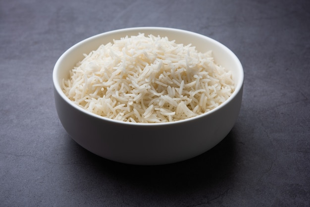 Aromático Long Basmati El arroz simple cocido es un plato principal indio que se sirve en un tazón. enfoque selectivo