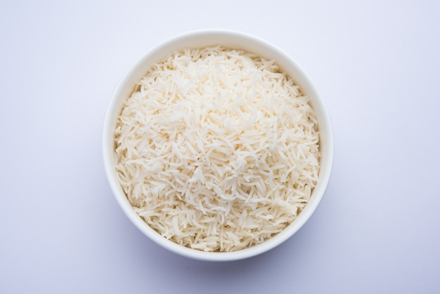 Aromático Long Basmati El arroz simple cocido es un plato principal indio que se sirve en un tazón. enfoque selectivo