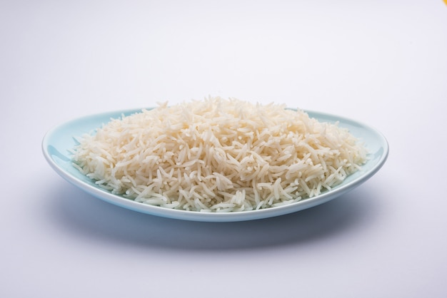Aromático Long Basmati El arroz simple cocido es un plato principal indio que se sirve en un tazón. enfoque selectivo
