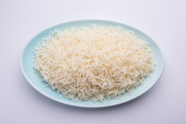 Aromático Long Basmati El arroz simple cocido es un plato principal indio que se sirve en un tazón. enfoque selectivo