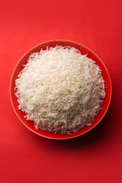 Foto aromático long basmati el arroz simple cocido es un plato principal indio que se sirve en un tazón. enfoque selectivo