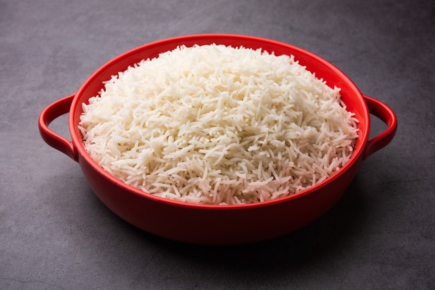 Aromático Long Basmati El arroz simple cocido es un plato principal indio que se sirve en un tazón. enfoque selectivo