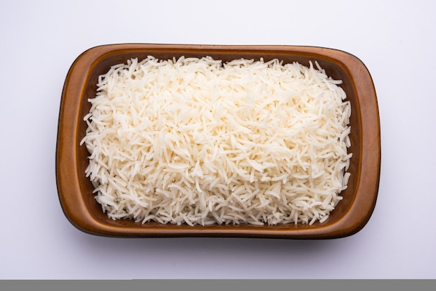 Aromático Long Basmati El arroz simple cocido es un plato principal indio que se sirve en un tazón. enfoque selectivo