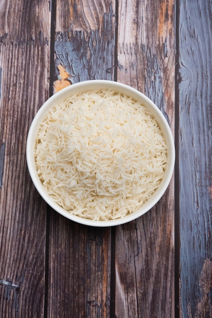 Aromático long basmati cozido simples arroz é um prato principal da comida indiana, servido em uma tigela. foco seletivo