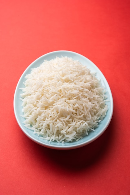 Aromático Long Basmati cozido simples arroz é um prato principal da comida indiana, servido em uma tigela. foco seletivo