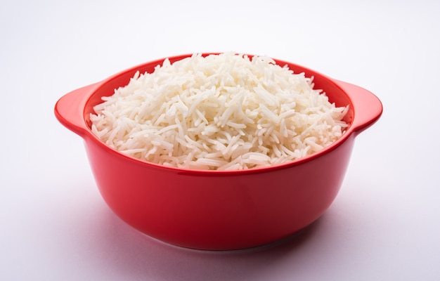 Aromático Long Basmati cozido simples arroz é um prato principal da comida indiana, servido em uma tigela. foco seletivo