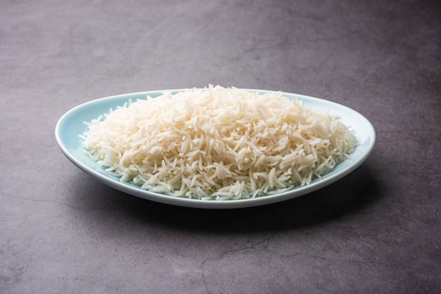 Aromático Long Basmati cozido simples arroz é um prato principal da comida indiana, servido em uma tigela. foco seletivo