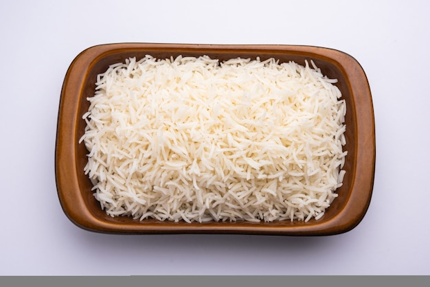 Aromático Long Basmati cozido simples arroz é um prato principal da comida indiana, servido em uma tigela. foco seletivo