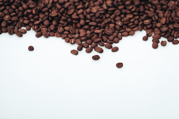 Aromatische dunkelbraune Kaffeebohnen isoliert auf weißem Hintergrund Draufsicht mit Kopienraum