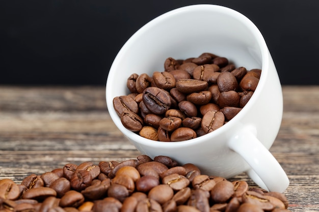 Aromatische Kaffeebohnen in einer Tasse, Kaffeebohnen zum Zubereiten von köstlichem Kaffee in einer Tasse, Kaffeebohnen in ganzer Form für ein Getränk