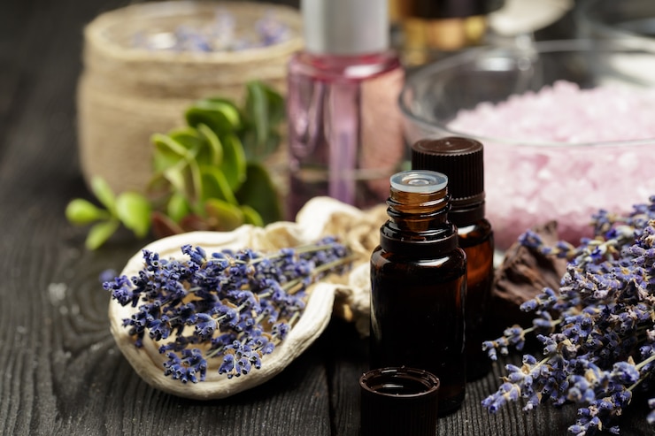 Foto aromatische komposition aus lavendel, kräutern, kosmetik und salz auf dunkler tischplatte