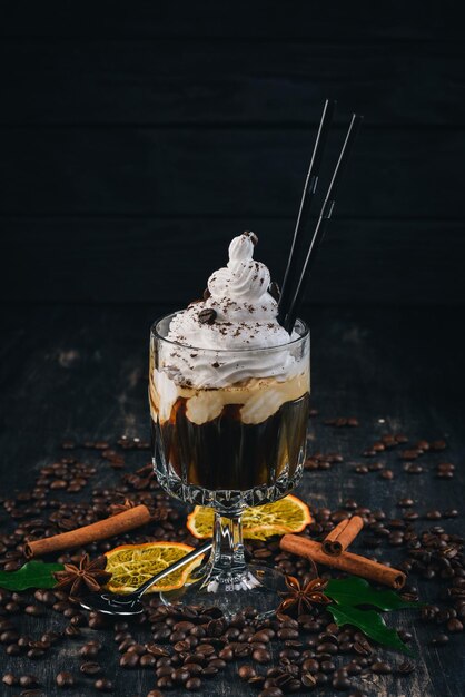 Aromatische Tasse Kaffee mit irischem Whiskey und Sahne Auf schwarzem Holzhintergrund Draufsicht Kopierbereich