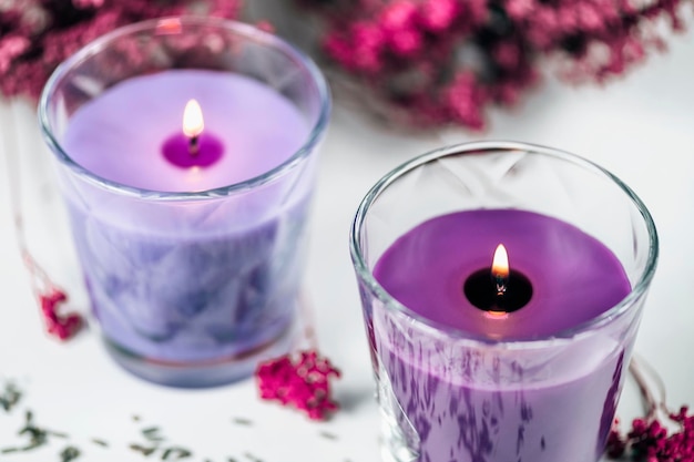 Aromatische violette Duftkerzen mit Lavendeldekor