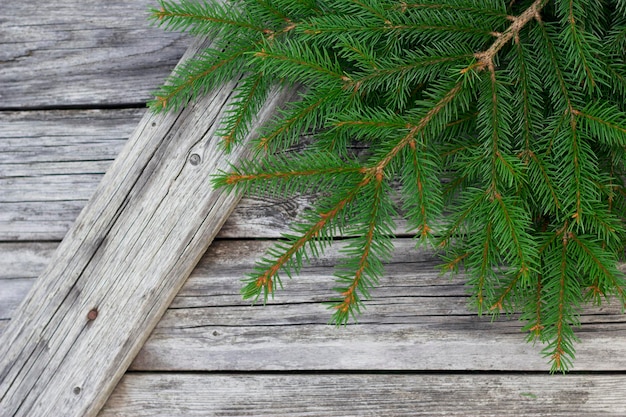 aromatische weihnachtsbaumzweige auf dem retro-holzhintergrund