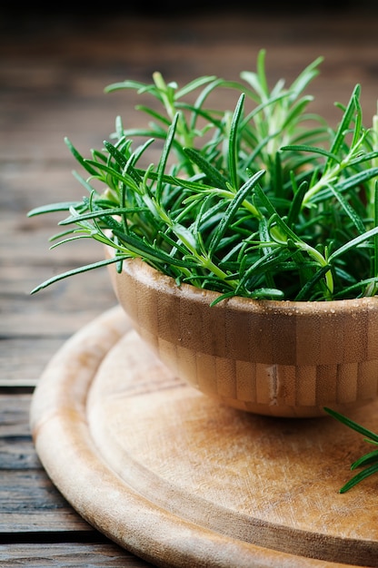 Aromatischer frischer Rosmarin auf dem Holztisch