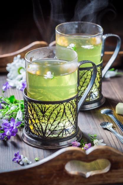 Aromatischer heißer Tee auf altem Holztisch