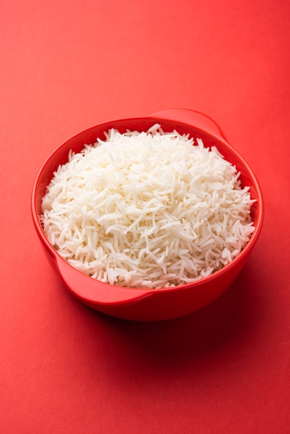 Aromatischer langer Basmati gekochter Naturreis ist ein indisches Hauptgericht, das in einer Schüssel serviert wird. selektiver Fokus