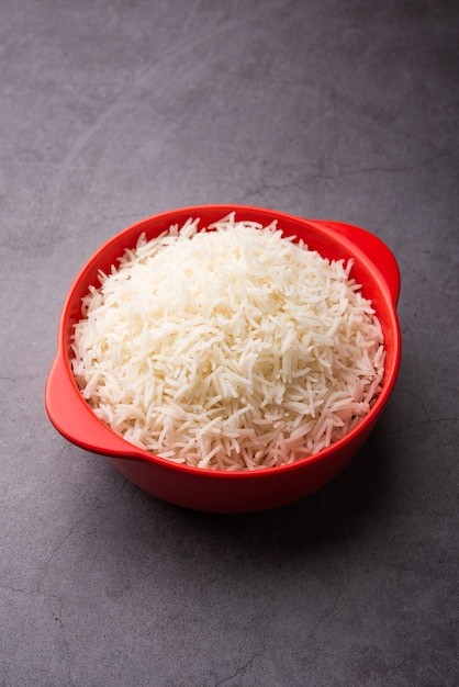 Aromatischer langer Basmati gekochter Naturreis ist ein indisches Hauptgericht, das in einer Schüssel serviert wird. selektiver Fokus