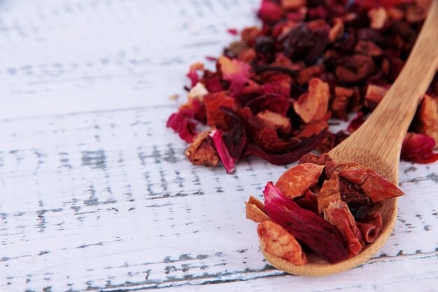 Aromatischer trockener Tee auf Holztisch