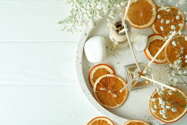 Aromatisches Konzept mit Diffusoren auf weißem Holztisch