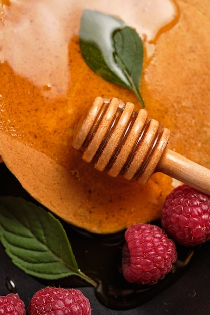 aromatisierte Pfannkuchen mit Honig und frischen Himbeeren zum Frühstück tolles Frühstücksdessert