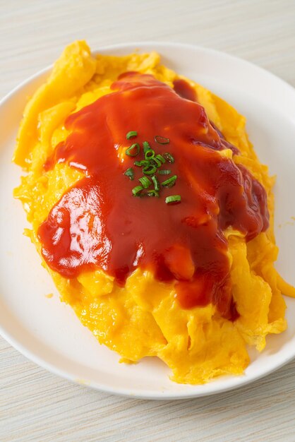 Aromatisierter gebratener Reis in einer Omelettverpackung oder Omurice im japanischen Stil - asiatischer Essensstil