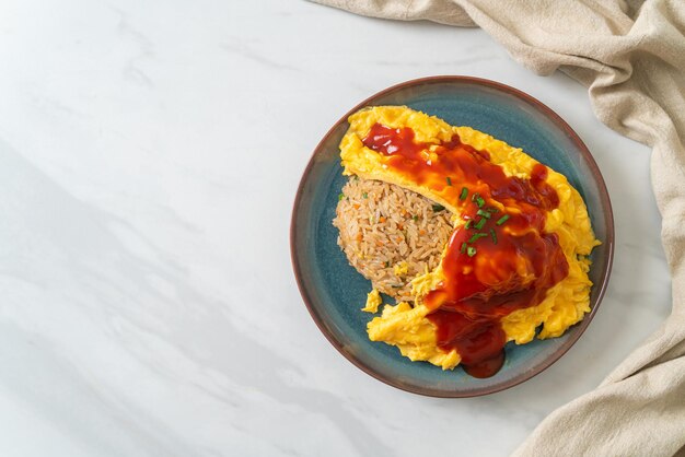 Aromatisierter gebratener Reis in einer Omelettverpackung oder Omurice im japanischen Stil - asiatischer Essensstil