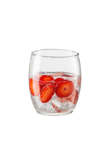 Aromatisiertes Wasser mit frischen Erdbeeren und Eiswürfeln im Glas, isoliert auf weiss