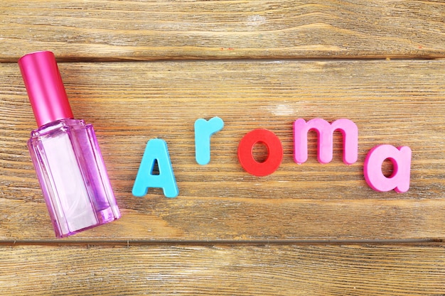 Aromawort gebildet mit bunten Buchstaben auf hölzernem Hintergrund