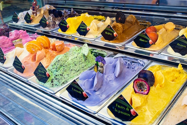 Aromen von farbigem Eis, das im Sommer im Geschäft erhältlich ist