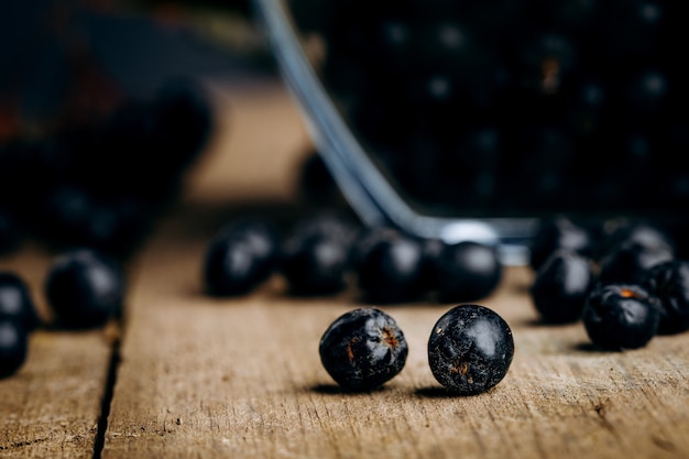 Aronia (Aronia melanocarpic) auf einem Holztisch.