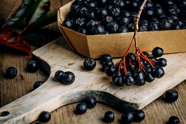 Aronia (Aronia melanocarpic) auf einem Holztisch.