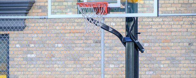 Aros de baloncesto en una cancha de baloncesto pública